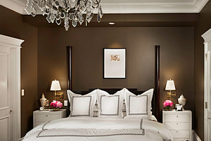 Спальня с коричневыми стенами